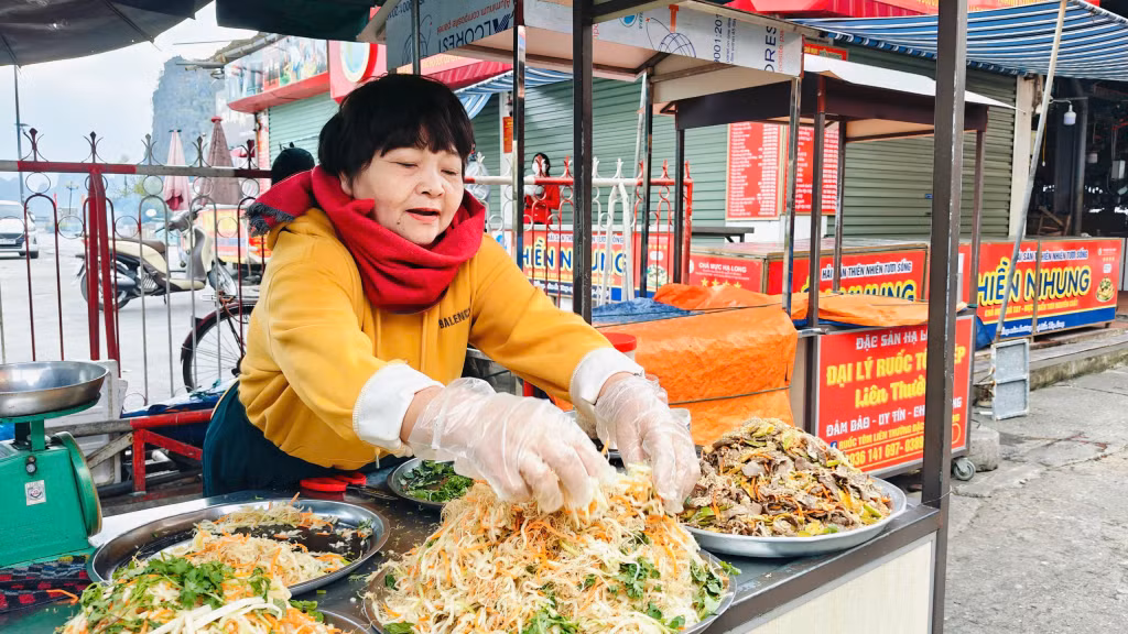Chị Lương Thị Hương, tiểu thương tại Chợ Hạ Long I luôn mở hàng vào ngày mùng 2 Tết từ hơn chục năm nay. Chị Hương chia sẻ, các món nộm của chị đã thành "thương hiệu", được nhiều người yêu thích, đặt hàng cho mâm cỗ ngày Tết.