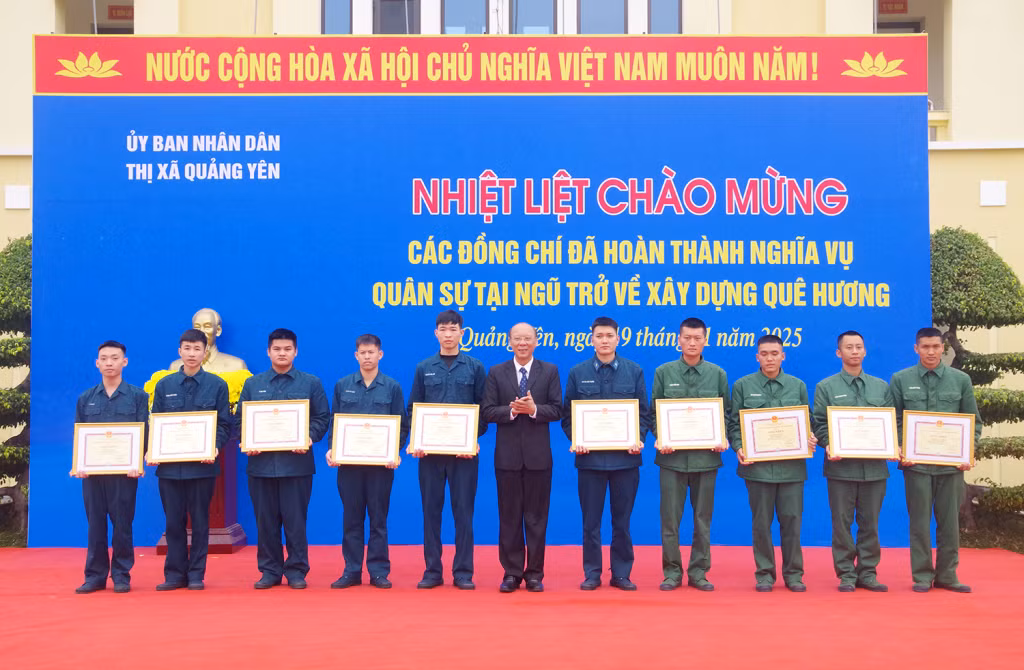 Đồng chí Chủ tịch UBND thị xã khen thưởng cho các quân nhân hoàn thành xuất sắc nhiệm vụ.