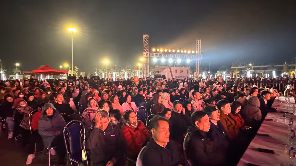 Dù thời tiết rất giá lạnh, nhưng rất đông người dân, du khách thưởng thức các tiết mục văn nghệ mừng Đảng, mừng xuân, tổ chức tại trung tâm TP Đông Triều.