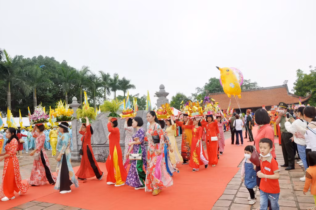Lễ hội truyền thống Bạch Đằng là hoạt động thường niên của thị xã, thu hút đông đảo người dân, du khách tham gia.