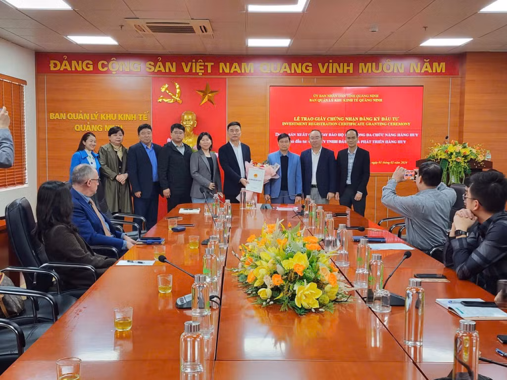 Ban Quản lý Khu kinh tế tỉnh trao giấy Chứng nhận đầu tư cho doanh nghiệp.