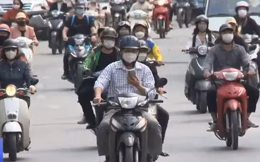 Sử dụng điện thoại khi lái xe sẽ bị xử phạt như thế nào từ 1/1/2025? ảnh 1