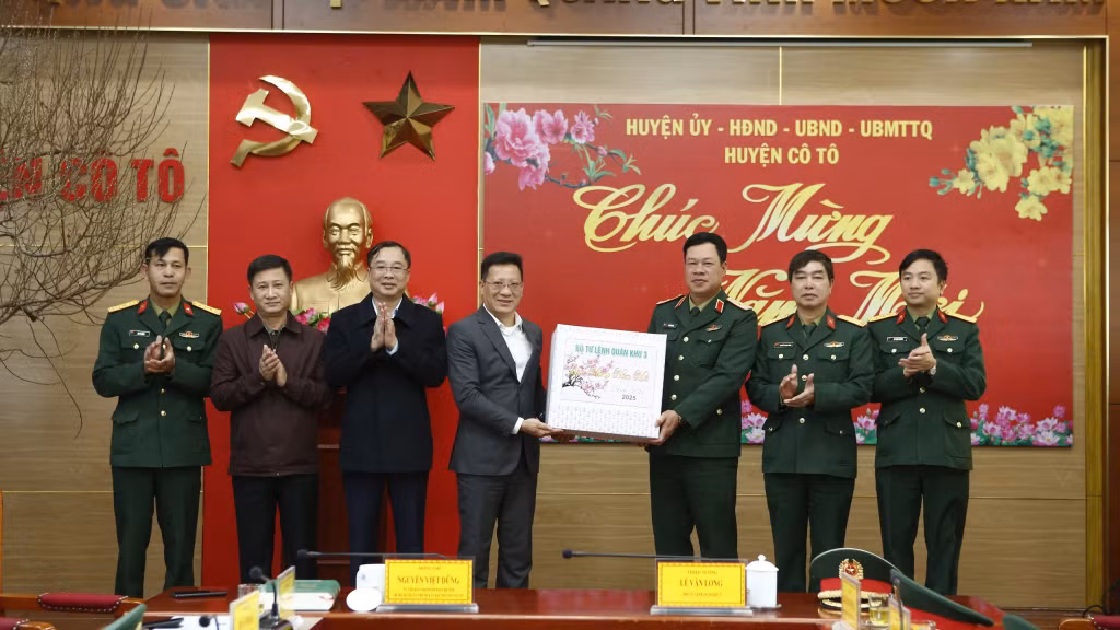 Thiếu tướng Lê Văn Long, Phó Tư lệnh Quân khu 3 chúc Tết Huyện ủy, HĐND, UBND, UBMTTQ huyện Cô Tô.