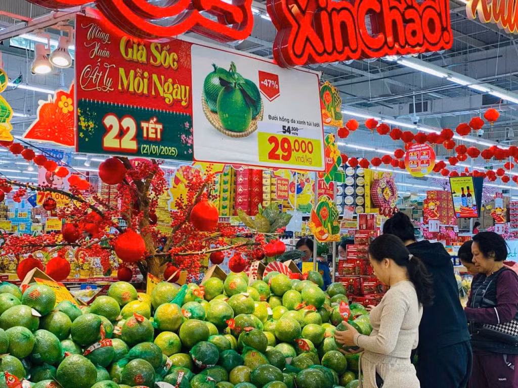 Trong thời đại hội nhập, các siêu thị, trung tâm thương mại luôn là địa chỉ tin cậy để người dân mua bán những nhu yếu phẩm, thực phẩm thiết yếu cho ngày Tết.
