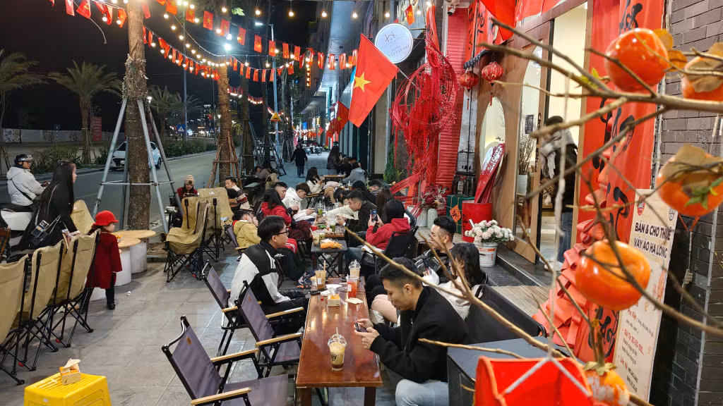 Các hàng quán trang trí Tết bắt mắt, mang đậm phong vị Tết cổ truyền của dân tộc.
