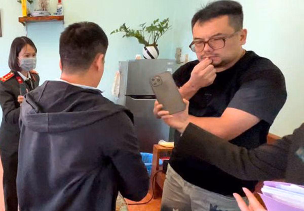 Cơ quan công an khám xét Phòng khám Đa khoa Bách Giai. Ảnh: T.Văn