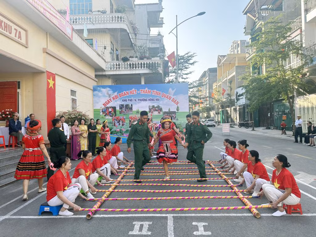 Quân và dân khu phố 7A, phường Hồng Hải, TP Hạ Long vui mừng trong điệu nhảy sạp.