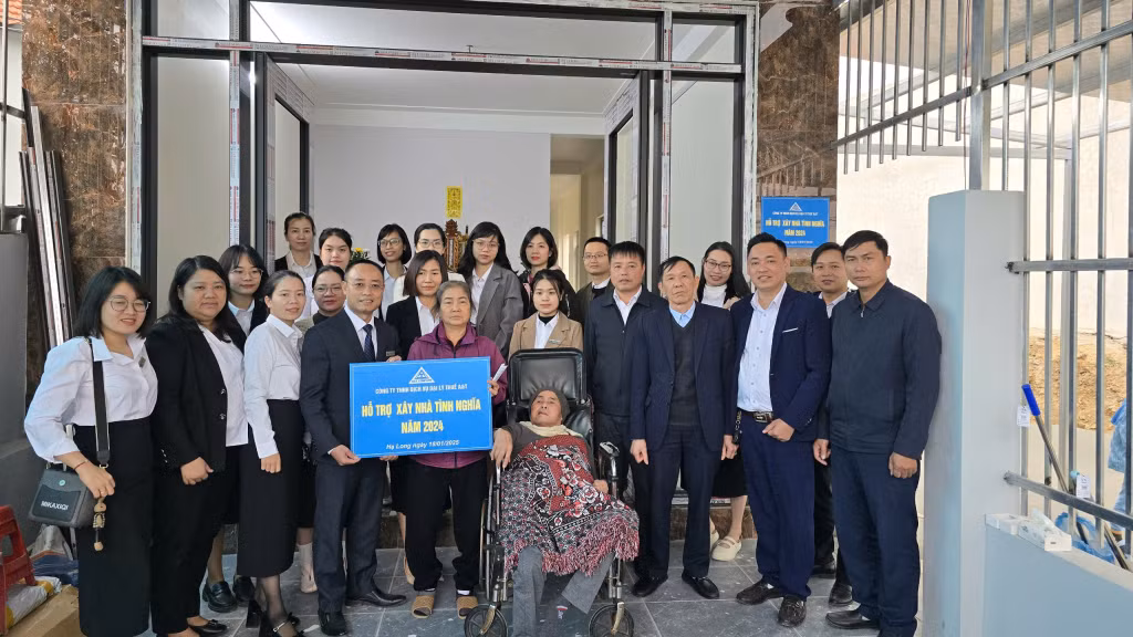 Đại diện Hiệp hội Doanh nghiệp TP Hạ Long và Công ty TNHH Dịch vụ đại lý thuế A&amp;T trao kinh phí hỗ trợ cho gia đình ông Phùn Văn Bằng.