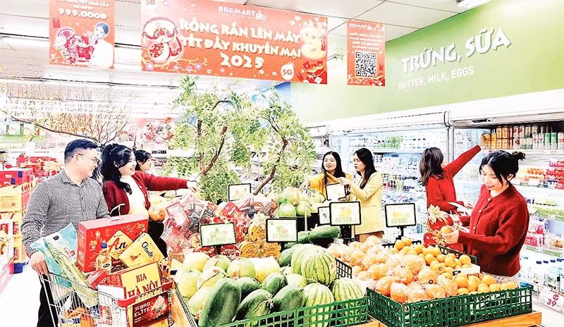 Người tiêu dùng mua sắm hàng Tết tại hệ thống siêu thị BRG Hà Nội. (Ảnh QUANG VINH)