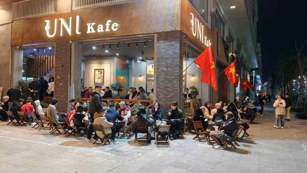 Nhiều quán cafe khu vực Quảng trường 30/10 mở cửa trong đêm giao thừa, phục vụ khách hàng ngồi chờ đón màn pháo hoa chào năm mới.
