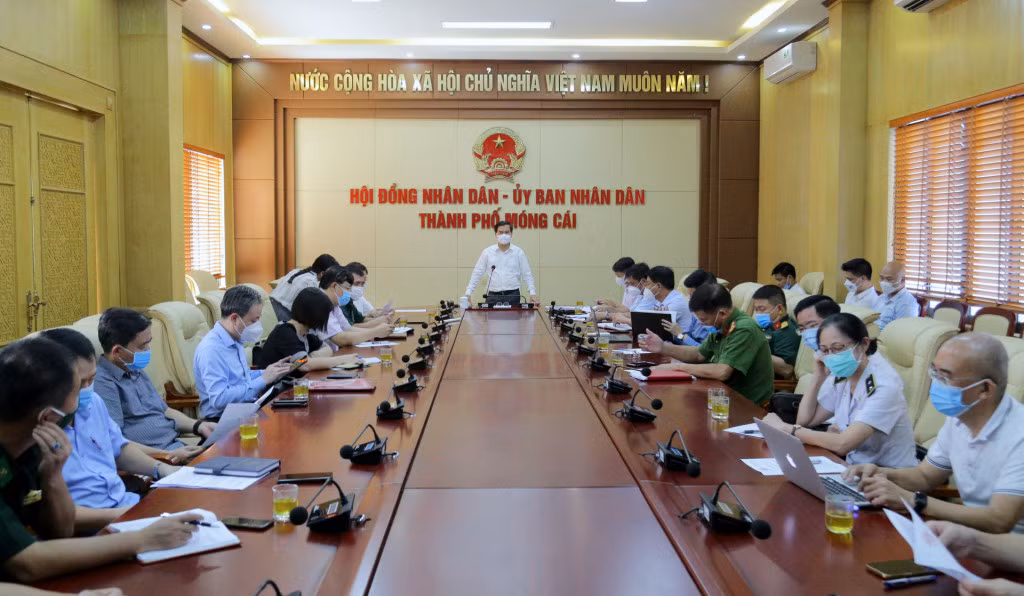 Phó Chủ tịch UBND tỉnh Bùi Văn Khắng kết luận buổi làm việc với TP Móng Cái.
