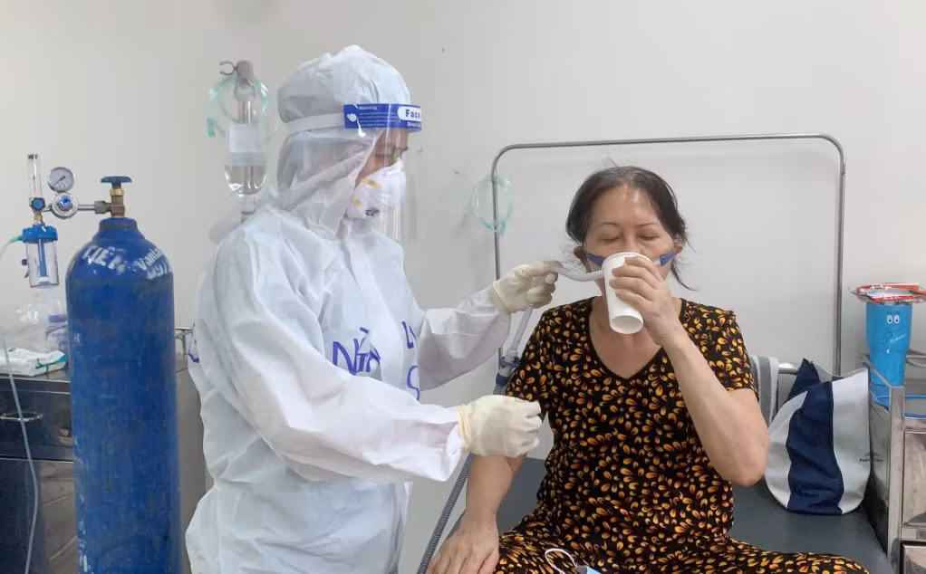 Ngoài việc điều trị y tế, các y bác sĩ còn chăm sóc, hỗ trợ bệnh nhân Covid-19 các điều kiện ăn uống, sinh hoạt.