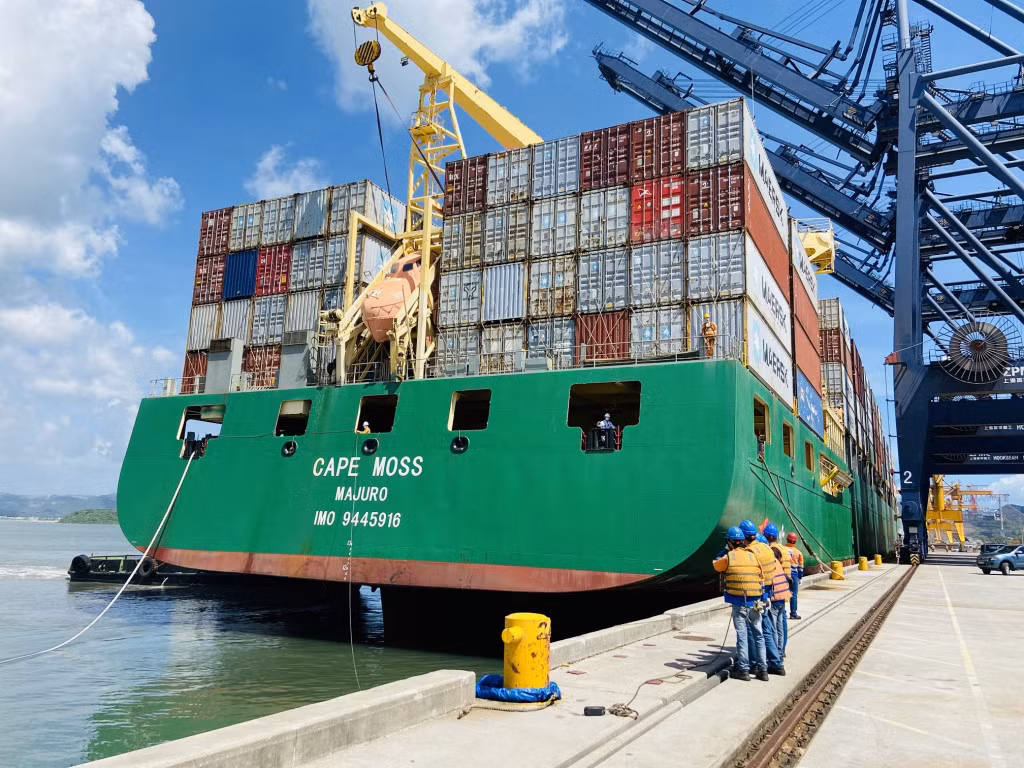Vào 13h00’, tàu Cape Moss đã cập an toàn vào Cảng container quốc tế Cái Lân.