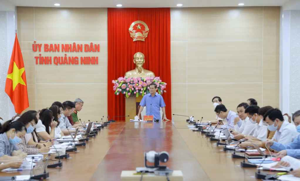 Phó Chủ tịch UBND tỉnh Bùi Văn Khắng chủ trì và kết luận hội nghị.