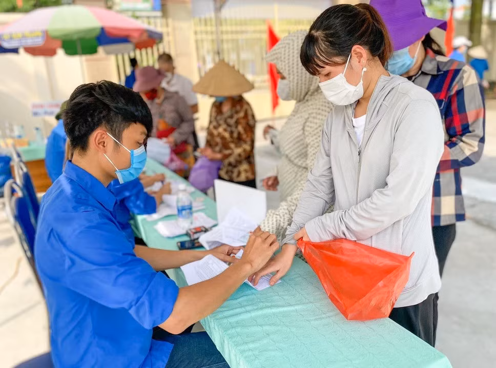 Tình nguyện viên hỗ trợ công tác nhập dữ liệu tiêm chủng trên địa bàn TP Hạ Long.