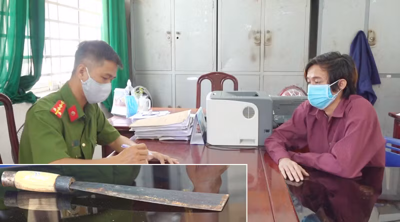Lấy lời khai đối tượng Nguyễn Văn Nhớ và tang vật (ảnh nhỏ).