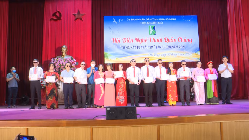 Ban Tổ chức trao giải cho các tiết mục.