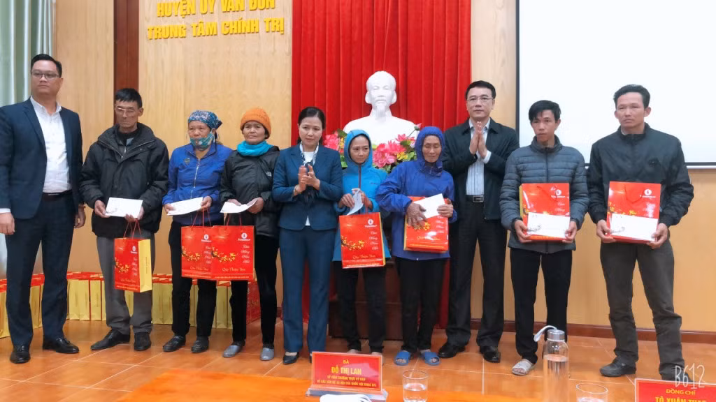 Bà Đỗ Thị Lan, Ủy viên Thường trực Ủy ban về các vấn đề xã hội của Quốc hội cùng lãnh đạo huyện Vân Đồn trao quà cho các cá nhân khó khăn về đời sống do ảnh hưởng của dịch Covid-19, dịp Tết Nguyên đán năm 2021. Ảnh: MTTQ huyện cung cấp