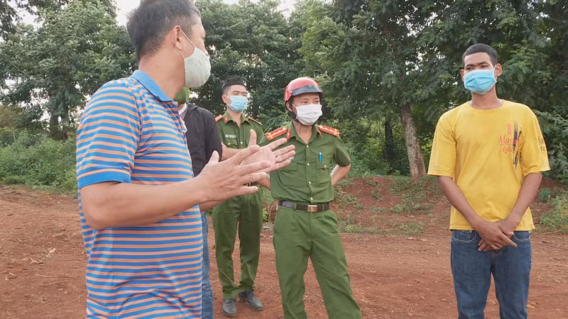 Các đối tượng được dẫn giải ra hiện trường thực nghiệm điều tra.