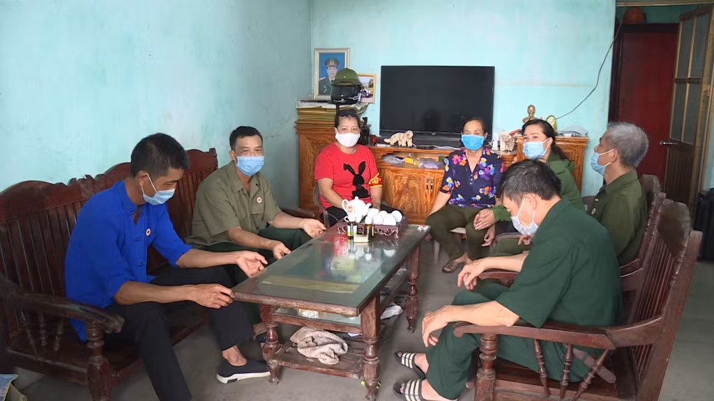 Hội CCB thị trấn Bình Liêu tuyên truyền hộ dân tham gia bầu cử HĐND các cấp nhiệm kỳ 2021-2026.