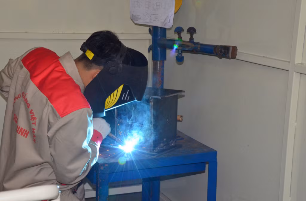Việc chú trọng đến thực hành công việc song song với học tập lý thuyết đã giúp sinh viên Trường Cao đẳng Việt - Hàn Quảng Ninh trở thành những thợ trẻ lành nghề sau khi ra trường.
