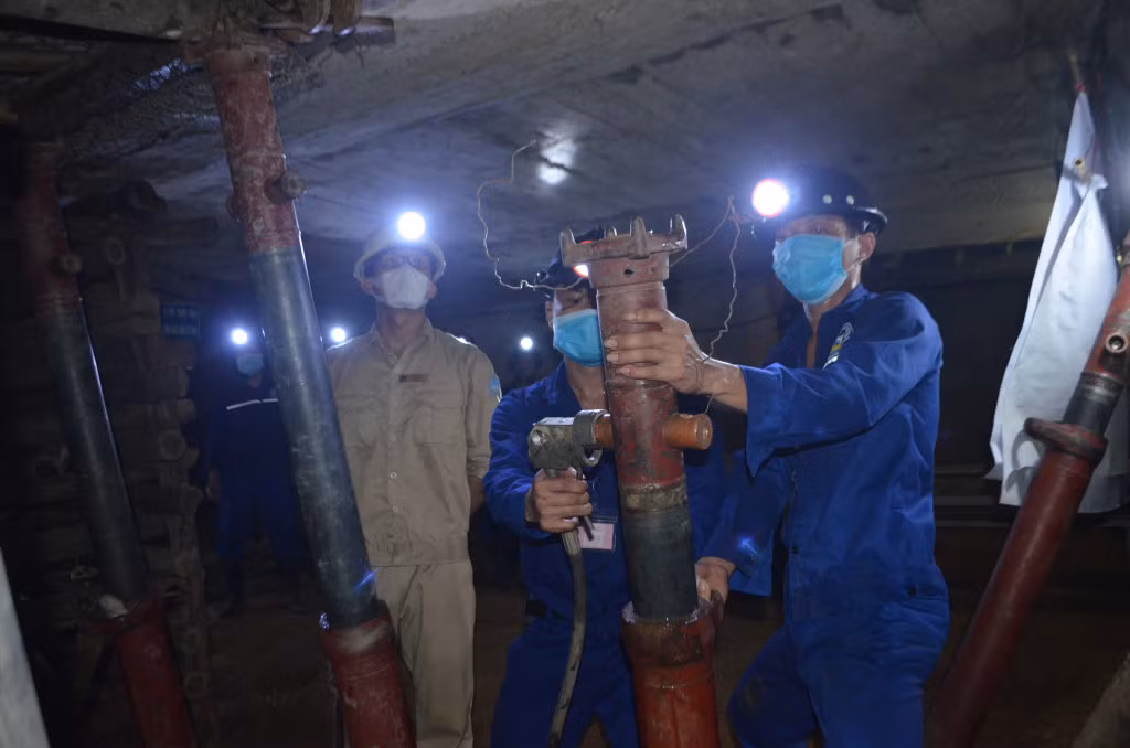 Học viên thực tập nghề mỏ hầm lò tại nhà trường.