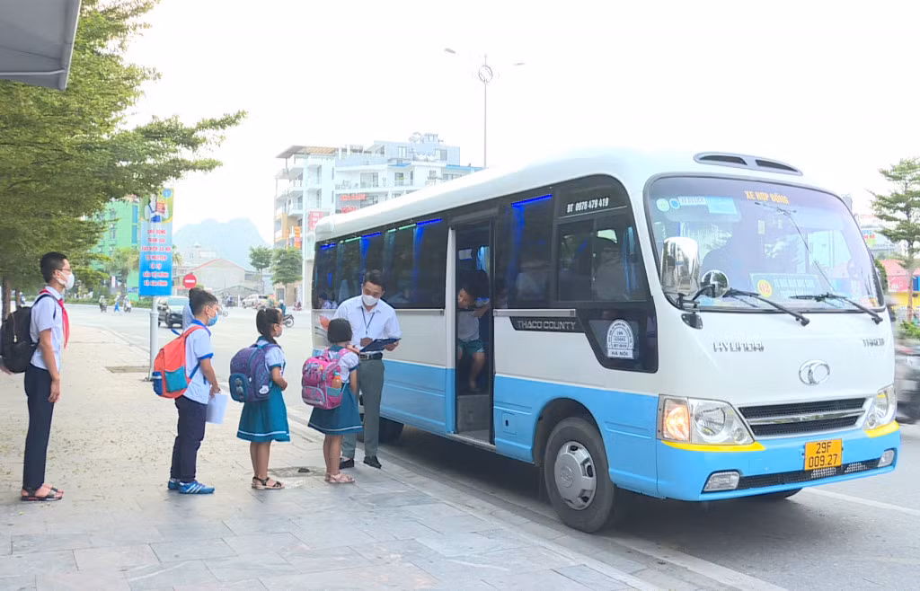 Trường TH,THCS&amp;THPT Văn Lang (TP Hạ Long) bảo đảm đưa đón học sinh an toàn.