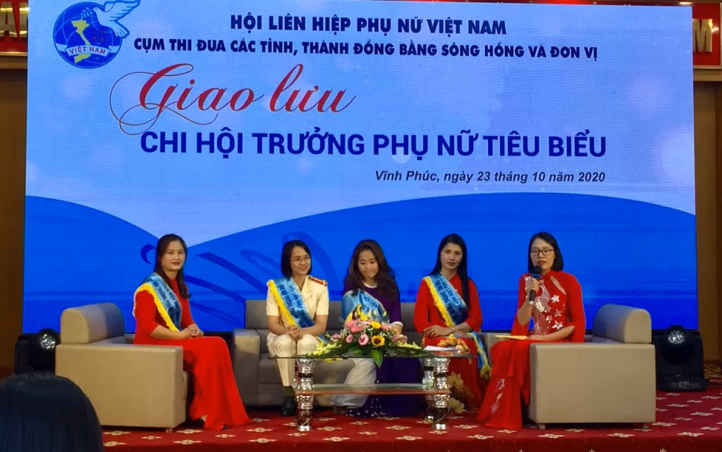 Chị Khổng Thị Ngọ (ngoài cùng, bên trái) dự buổi giao lưu Chi hội trưởng phụ nữ tiêu biểu, Cụm thi đua các tỉnh Đồng bằng sông Hồng và đơn vị, tháng 10/2020.