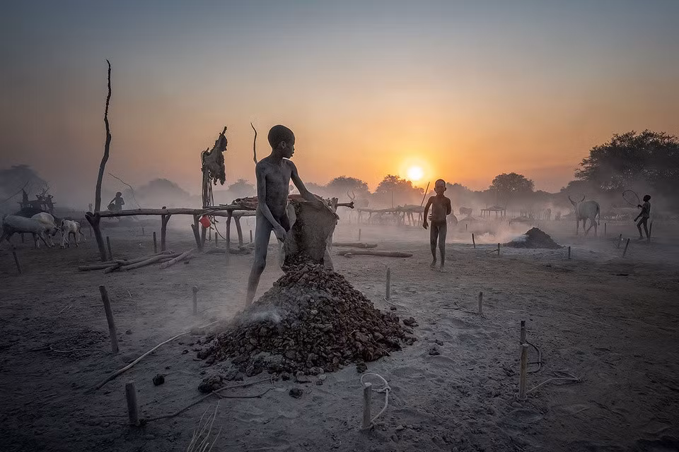 Theo tác giả Johan Gerrits, thổ dân Mundari là một trong những bộ lạc chăn gia súc giỏi nhất. Trong các trại gia súc, những đứa trẻ làm hầu hết công việc. Chúng thu thập phân bò tươi, chất thành đống và đốt lửa để xua đuổi muỗi. Người Mundari cũng sử dụng tro của đám cháy này chà lên thân thể và gia súc, tạo thành lớp bảo vệ chống lại muỗi.