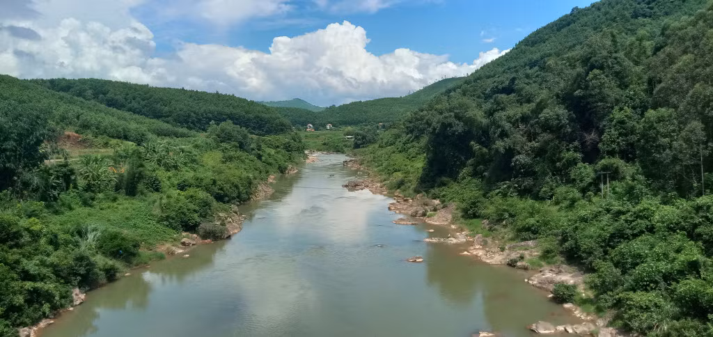 Sông chảy từ huyện Bình Liêu về Tiên Yên.