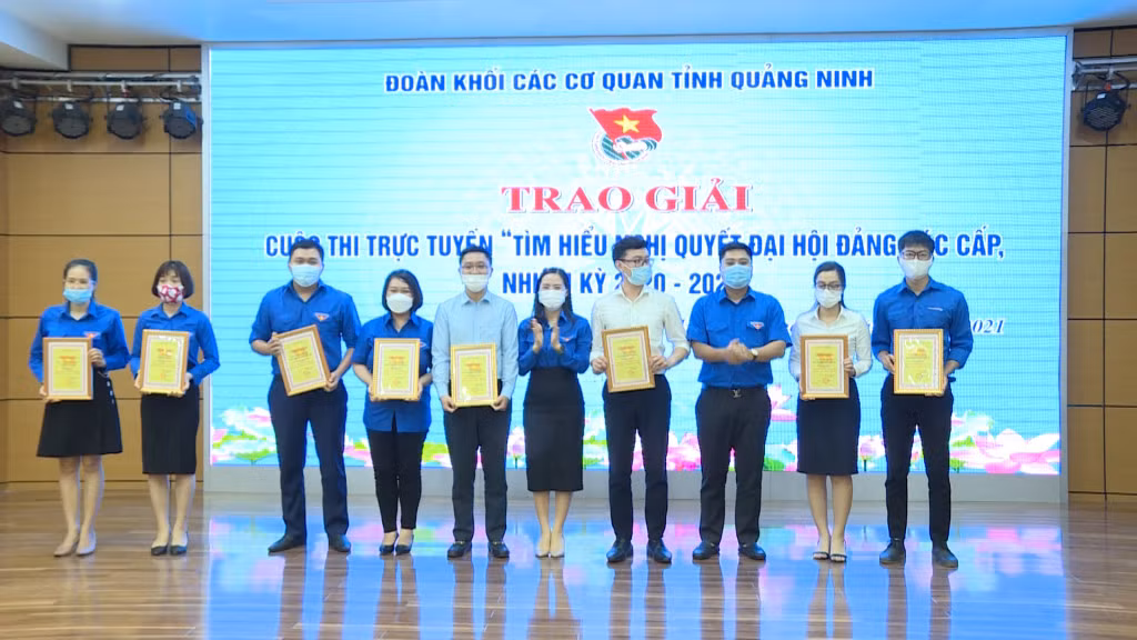 Tỉnh đoàn và Đoàn khối các cơ quan tỉnh khen thưởng các cá nhân, tập thể có đóng góp trong chiến dịch "Thanh niên tình nguyện hè".