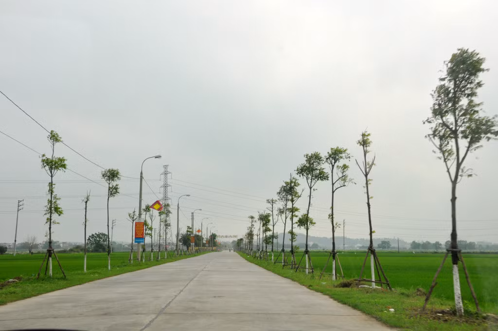 Tuyến đường từ ngã tư Đông Triều vào khu di tích lăng mộ các vua Trần được đầu tư xây dựng với chiều dài 15km, tổng mức đầu tư 90 tỷ đồng.