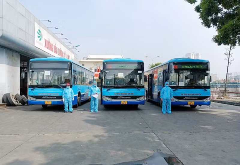 Hà Nội lên phương án dự phòng bố trí 250 xe buýt vận chuyển bệnh nhân F0 có triệu chứng nhẹ. Ảnh minh hoạ.