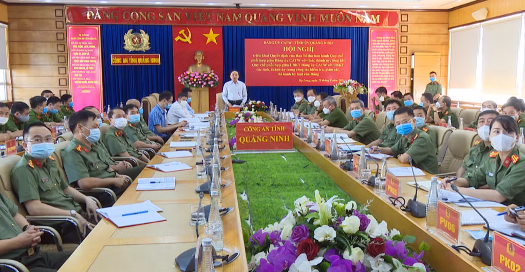 Bí thư Tỉnh ủy, Chủ tịch HĐND tỉnh Nguyễn Xuân Ký tham luận tại hội nghị.