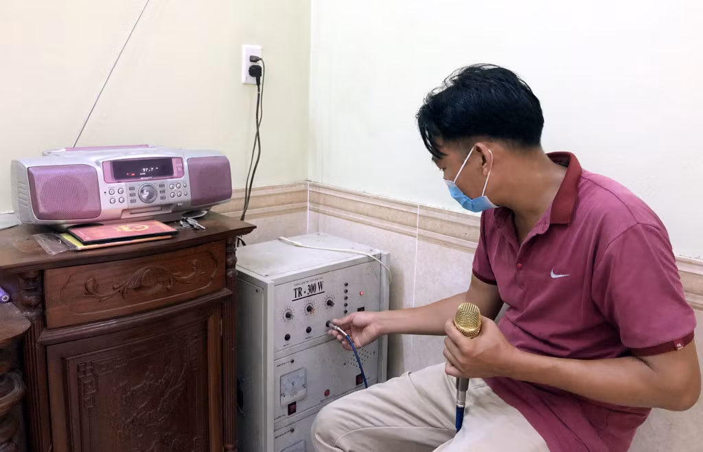 Anh Bàn Sinh Nguyên, Bí thư Chi bộ, Trưởng thôn Đồng Trà (xã Đồng Lâm) gặp khó khăn trong tuyên truyền, vận động nhân dân.