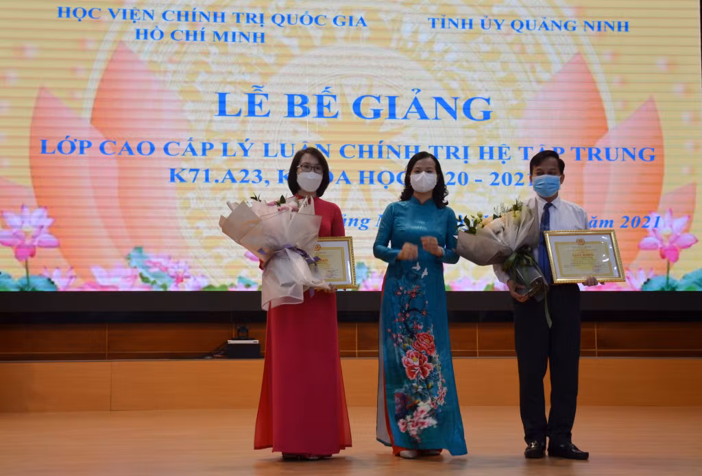Khen thưởng các học viên đạt thành tích xuất sắc trong học tập.