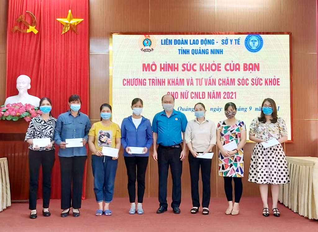 LĐLĐ tỉnh và Sở Y tế tặng quà cho con CNLĐ có hoàn cảnh khó khăn dịp Tết trung thu.