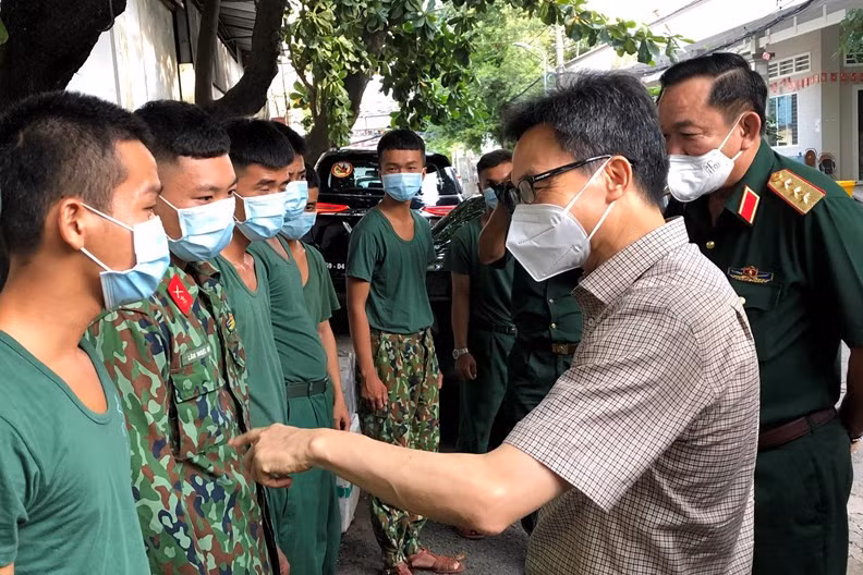 Phó Thủ tướng Vũ Đức Đam dặn dò cán bộ, chiến sĩ luôn quán triệt tinh thần “quân đội là con em của nhân dân”, phải hết sức gần gũi, nắm sát nhu cầu, hỗ trợ, giúp đỡ kịp thời cho người dân vùng dịch. Ảnh: VGP/Đình Nam
