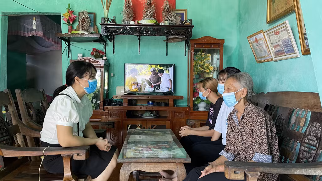 Chị Vũ Thị Nga, cán bộ văn hóa - xã hội xã Hạ Long, huyện Vân Đồn (bên trái) thăm, động viên gia đình bà Nguyễn Thị Lương (ngoài cùng bên phải).