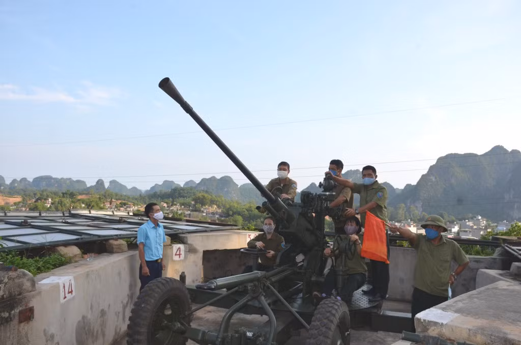 Lực lượng thường trực của Đại đội tự vệ pháo phòng không 37mm Đặng Bá Hát tham gia huấn luyện hằng tuần.