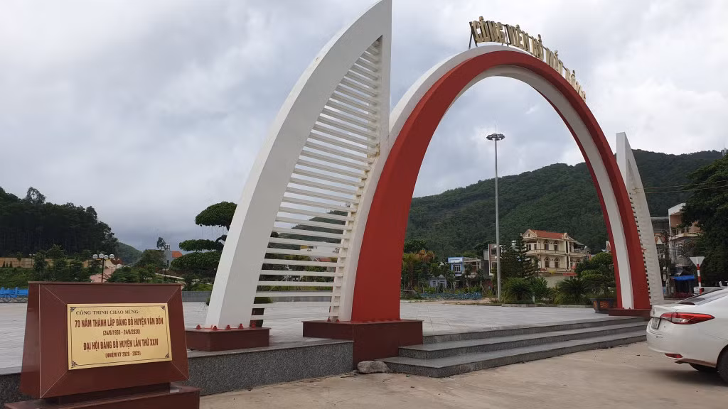 Công viên Hồ Mắt Rồng, công trình chào mừng Đại hội Đảng bộ huyện Vân Đồn lần thứ XXIV, nhiệm kỳ 2020-2025
