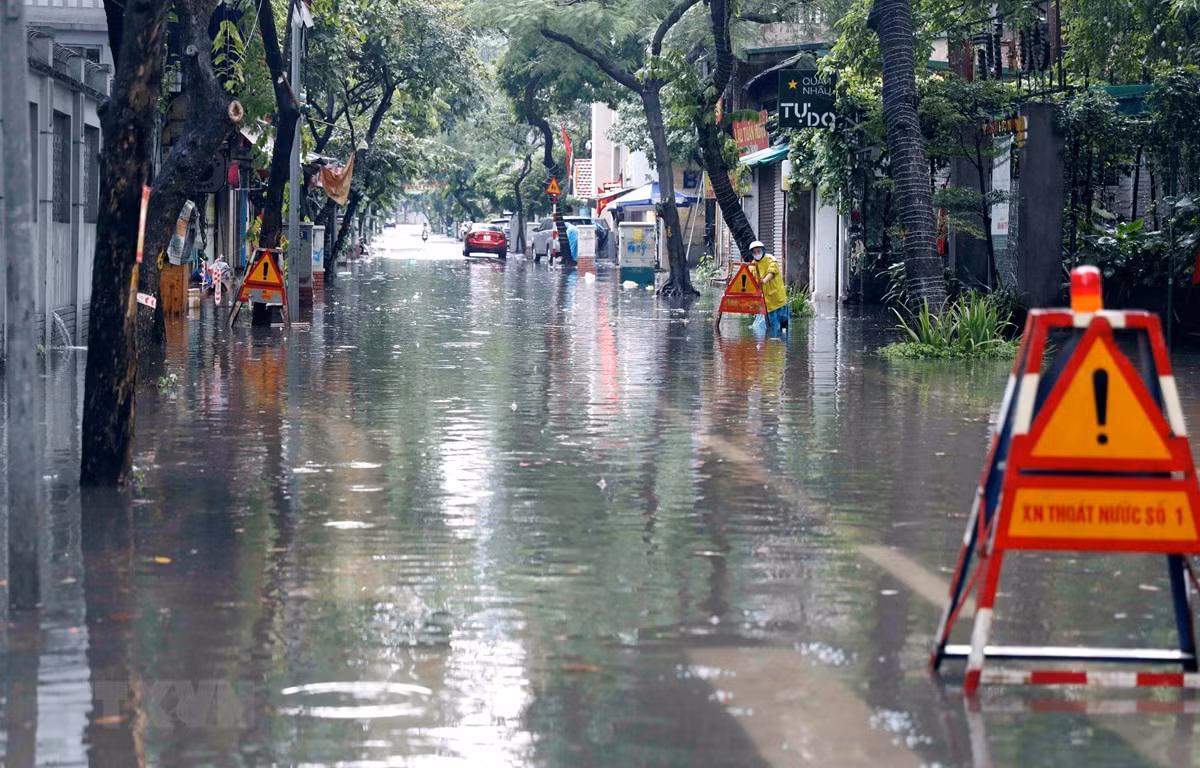 Mưa lớn làm ngập một số tuyến đường của Hà Nội. (Ảnh: Trần Việt/TTXVN)