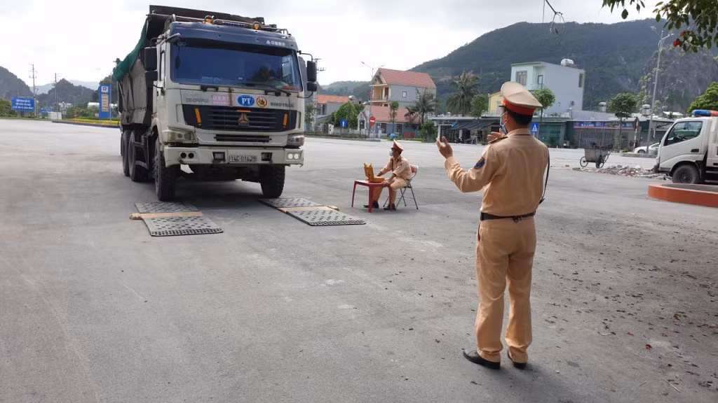 Lực lượng chức năng kiểm tra tải trọng phương tiện trên QL18.