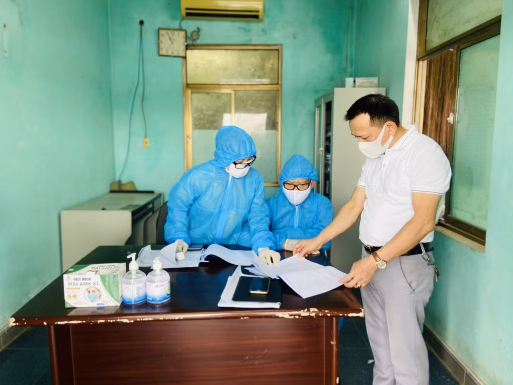 Lãnh đạo Công ty CP Xi măng và Xây dựng Quảng Ninh kiểm tra hoạt động khai báo y tế tại khu vực xuất hàng của nhà máy