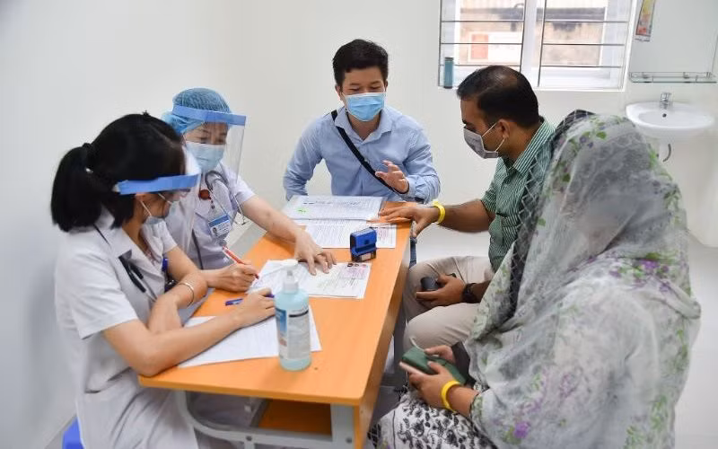 Cung cấp thông tin tiêm chủng cho nhân viên tại cơ quan ngoại giao trước khi tiêm chủng tại buổi tiêm ngày 10/6 (Ảnh: BV Phổi T.Ư)