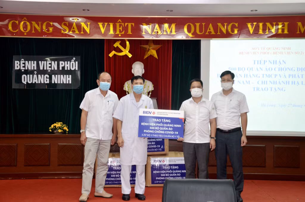 Đại diện BIDV - Chi nhánh Hạ Long trao tặng 500 bộ bảo hộ phòng, chống dịch Covid-19 (cấp độ 3) cho Bệnh viện Phổi Quảng Ninh.