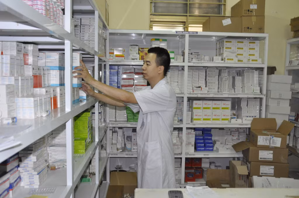 Dược sĩ kiểm tra hạn sử dụng các loại thuốc trong kho thuốc của Bệnh viện Đa khoa tỉnh.