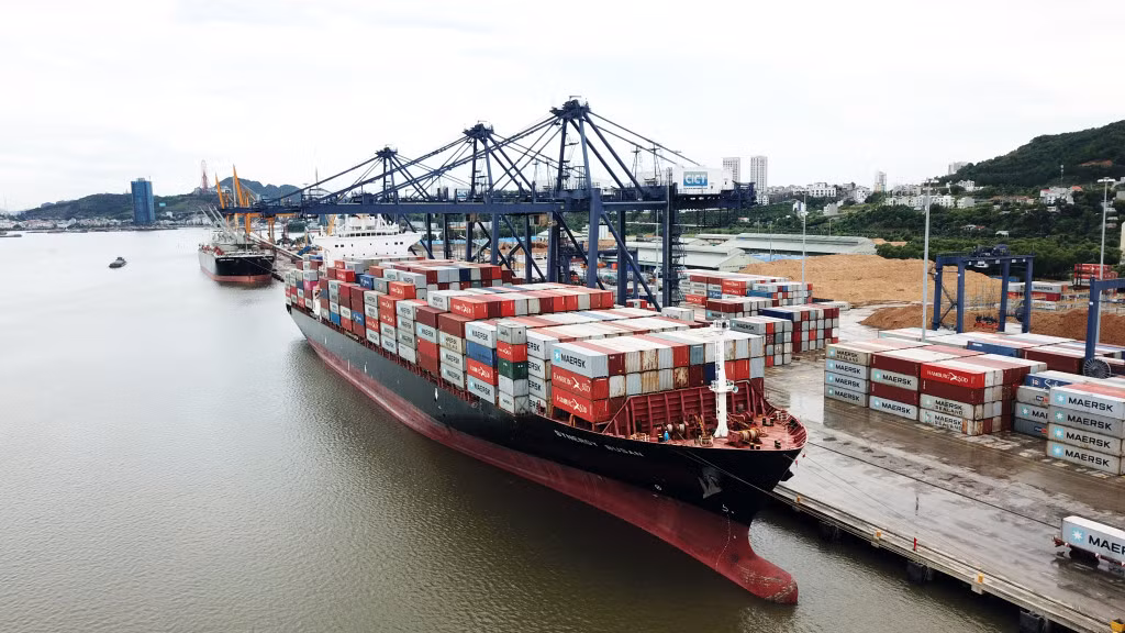12h ngày 14/9, tàu Synergy Busan có trọng tải gần 51.000 tấn cập Cảng container quốc tế Cái Lân.