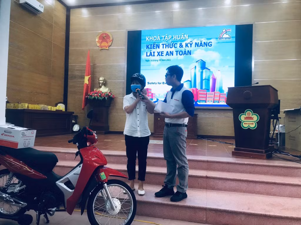 Kỹ thuật viên Công ty TNHH Honda Chi nhánh Quảng Ninh hướng dẫn người dân đội MBH đúng cách, điều khiển xe mô tô an toàn.