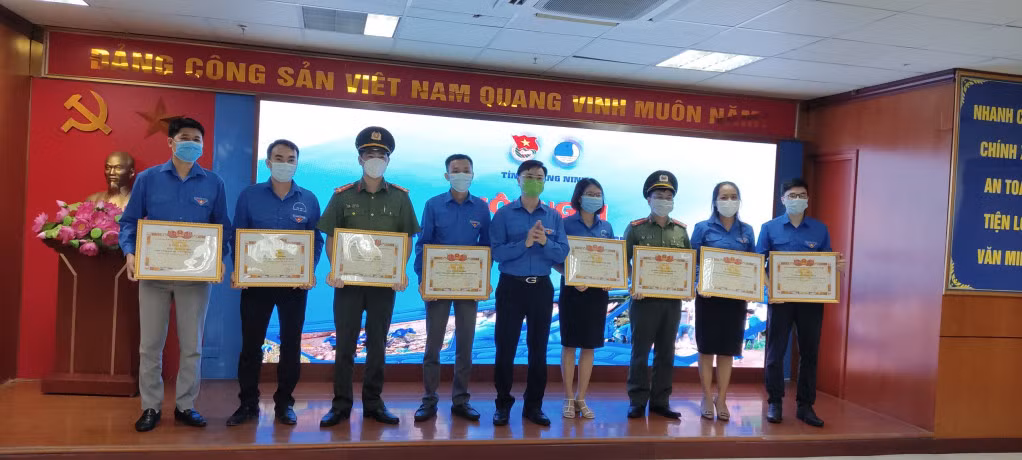 Đồng chí Hoàng Văn Hải, Bí thư Tỉnh đoàn Quảng Ninh trao bằng khen cho đại diện các tập thể đạt thành tích xuất sắc trong Chiến dịch Thanh niên tình nguyện hè 2021.
